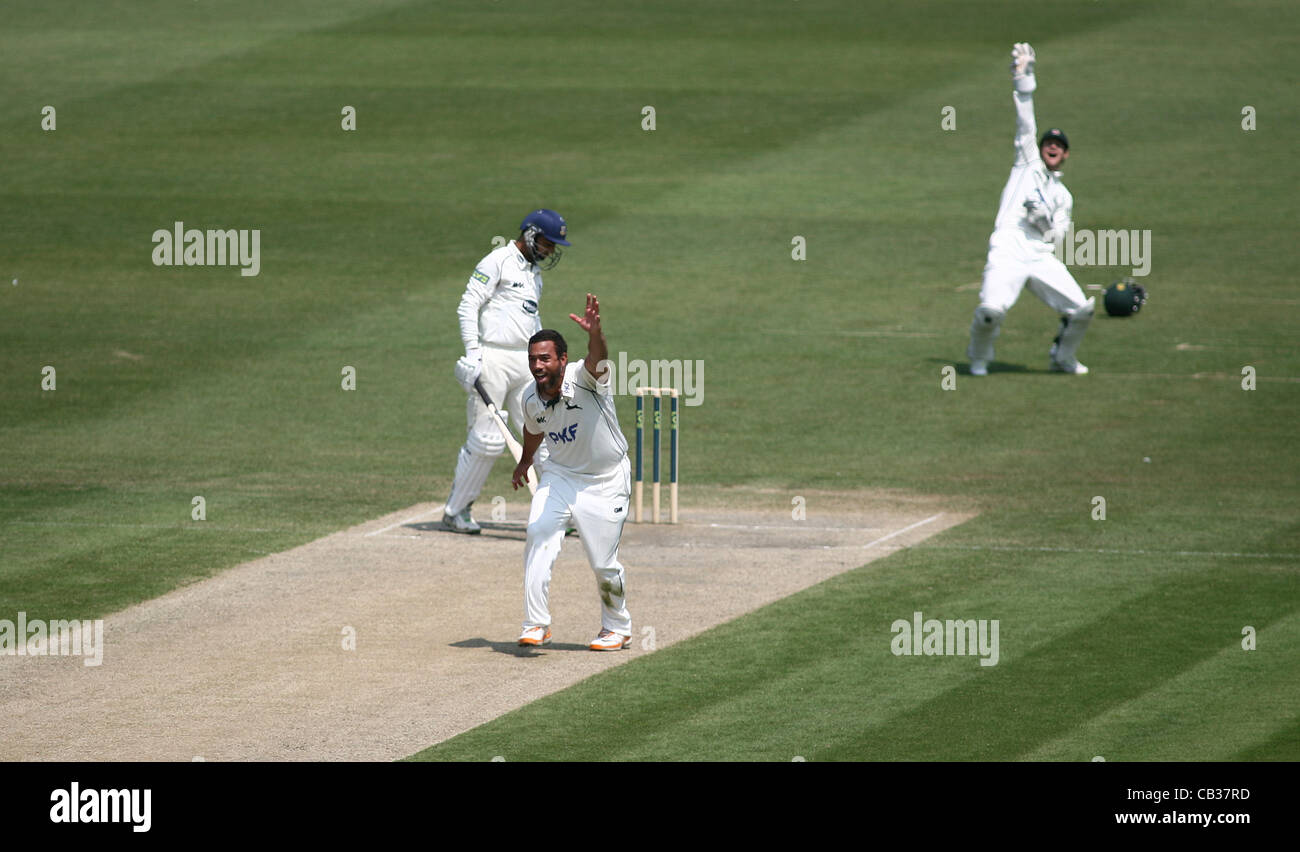 28.05.12 Hove, Angleterre. LV = County Championship - Division One. Sussex v Bretagne Jour 4 de 4. Andre Adams de Nottinghamshire recours contre Naveed Arif Gondal de Sussex durant leur match joué à l'PROBIZ rez le 28 mai 2012 à Hove, Angleterre. Banque D'Images