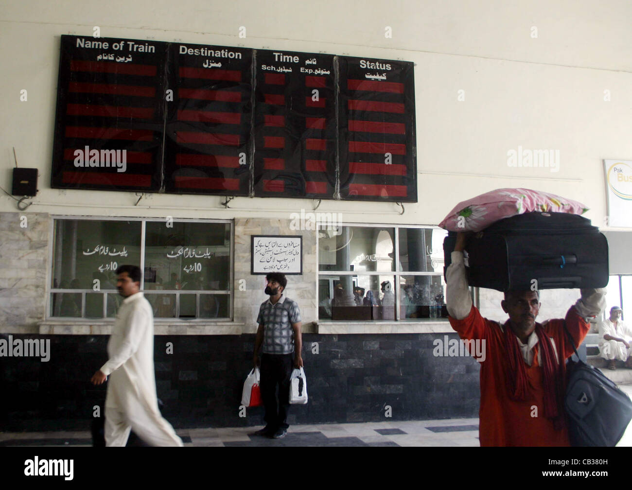 Écran numérique, censée fournir des informations concernant l'arrivée et au départ des trains, reste hors-service à la station de l'Acitn Karachi causant d'immenses nuisance pour le passager tandis que les trains continuent de fonctionner à la fin de la gare à Karachi le 28 mai, 2012 Banque D'Images