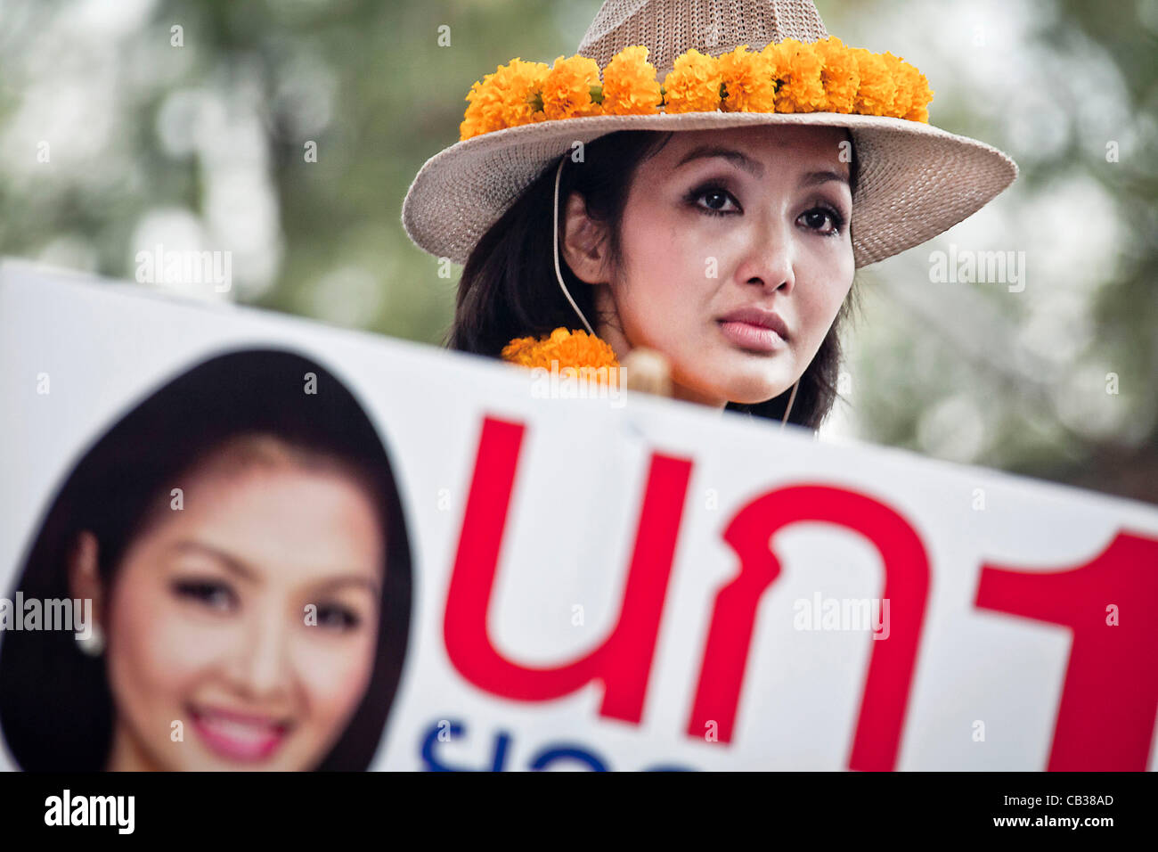 YOLLANDA SUANYOT "NOK' donne un discours émotif aux électeurs tout en pleure après avoir fini le dernier jour de campagne politique comme elle est pour les élections dans le nord de la province de Nan, Thaïlande. Anciennement connu comme une reine de beauté, tourne aujourd'hui une campagne politique pour la règle locale de Nan ville. 30 ans Y Banque D'Images