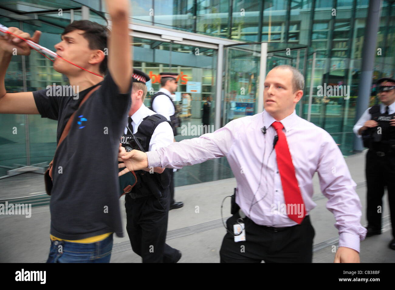 Lundi 28 mai 2012 jusqu'à la cible groupe Sainsbury's siège social comme ils l'appellent sur l'entreprise de payer un salaire décent aux travailleurs, le personnel de sécurité se déplacer dans d'effacer les manifestants de la propriété. Ligne de crédit : Crédit : Hot Shots / Alamy Live News Banque D'Images