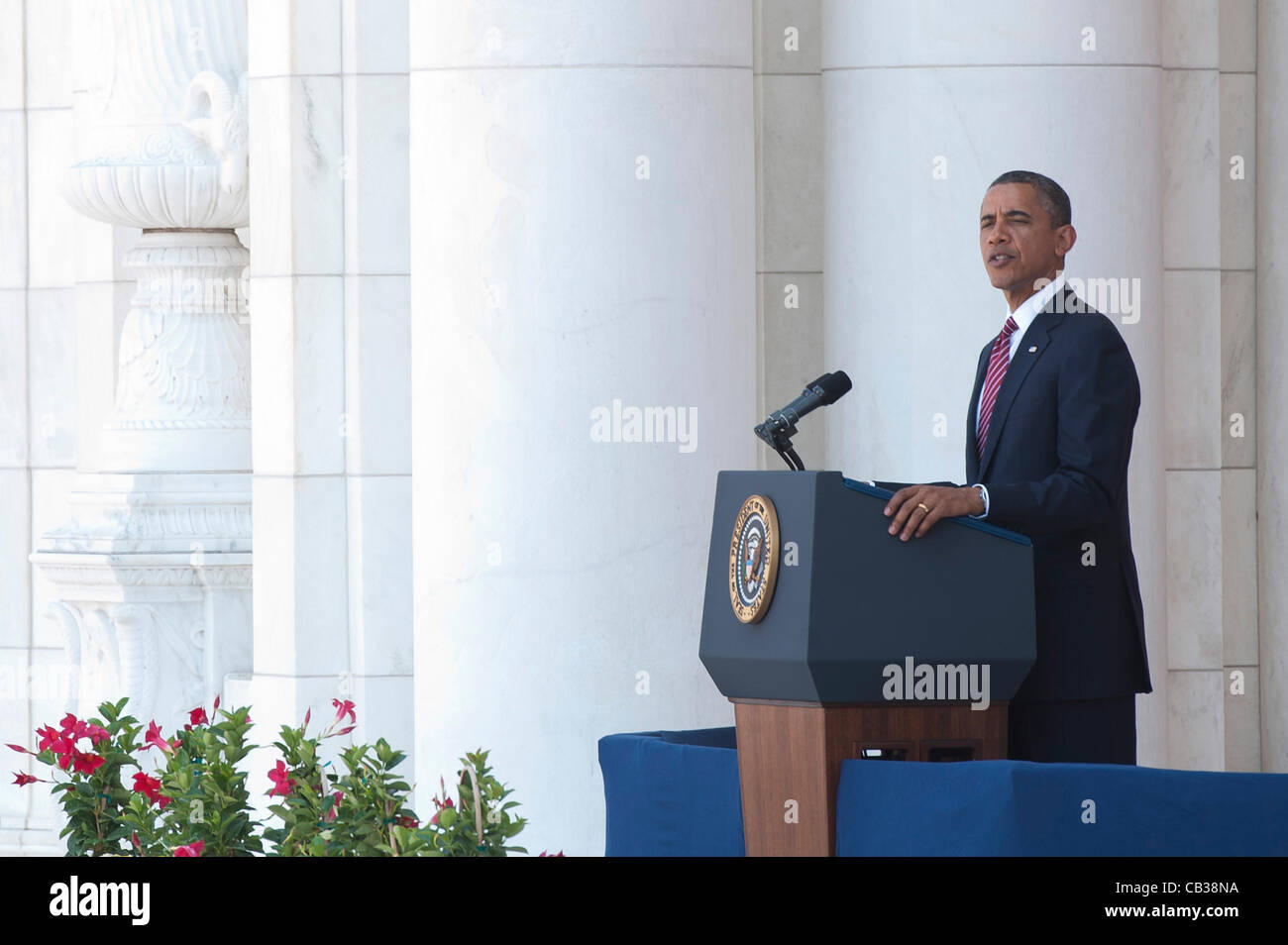 Le président américain Barack Obama prononce une allocution au cours de services le jour commémoratif au cimetière national d'Arlington, le 28 mai 2012 à Arlington, VA Banque D'Images