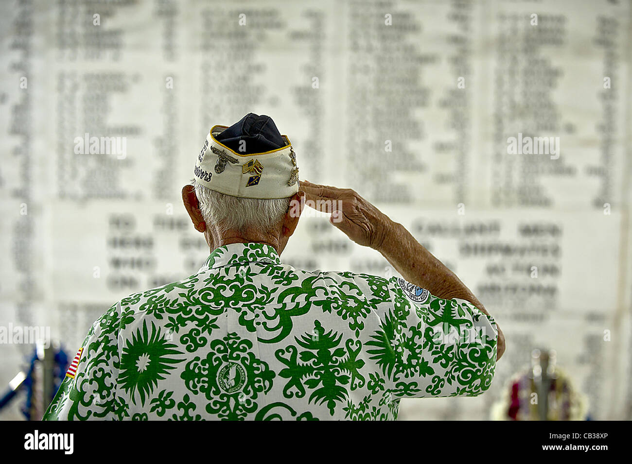 R. Sterling Cale a 90 ans, survivant de Pearl Harbor rend hommage à ses collègues marins dans la salle de méditation de l'USS Arizona Memorial en l'honneur du service 1 177 membres qui ont perdu la vie au cours de Memorial Day 27 mai 2012 à Honolulu, Hawaï. Banque D'Images