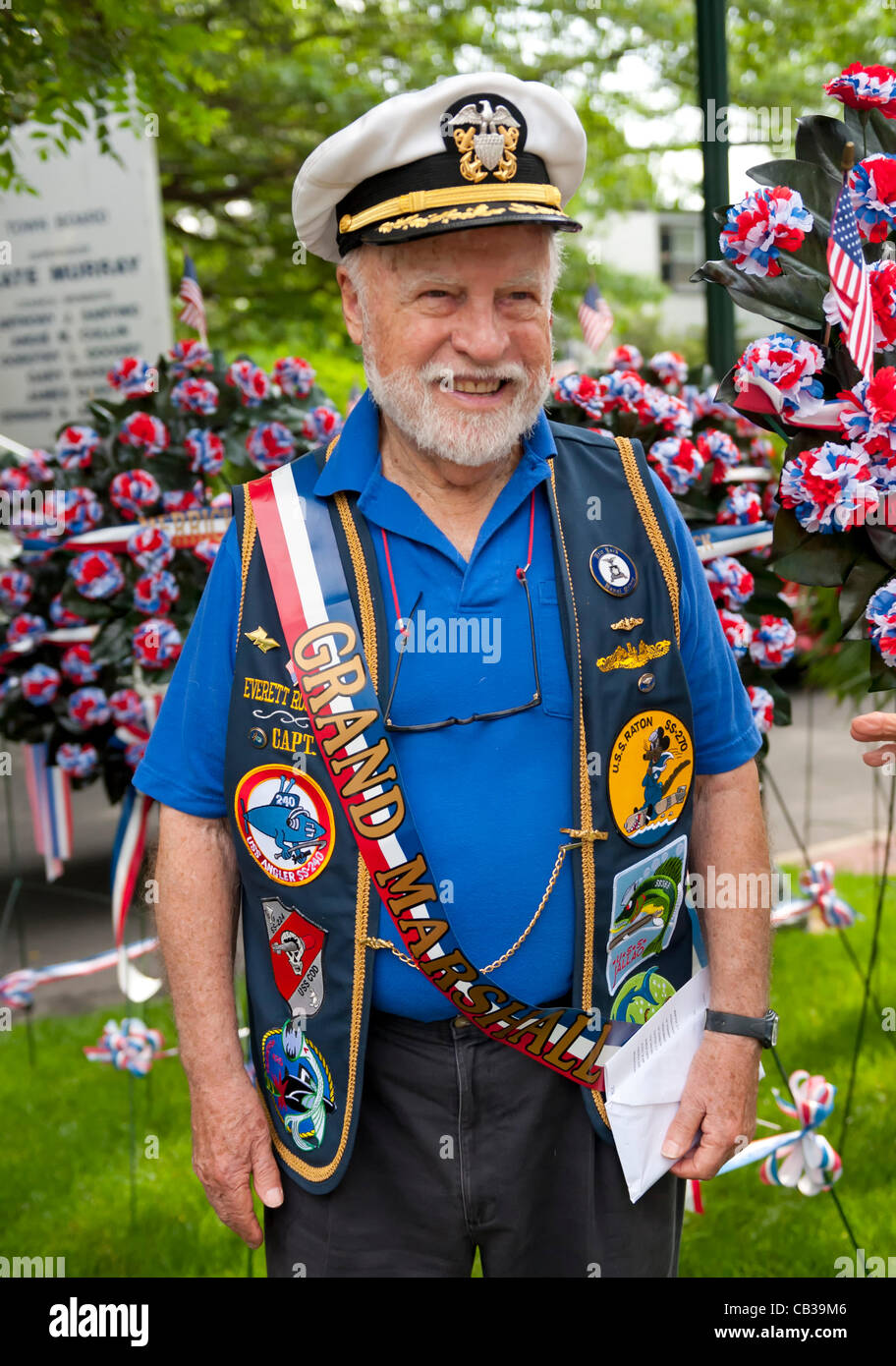 Parade Grand maréchal Everett R. Rosenblum lors de cérémonies après le défilé commémoratif Merrick le lundi, 28 mai 2012, à Long Island, New York, USA. Héros de guerre de l'Amérique sont à l'honneur sur cette fête nationale. Banque D'Images