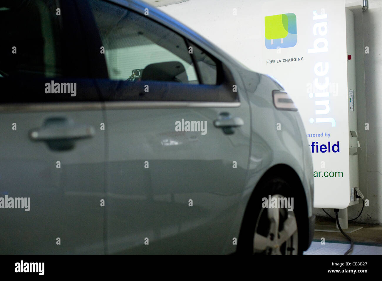 Un bar à jus voiture électrique de charge. Banque D'Images