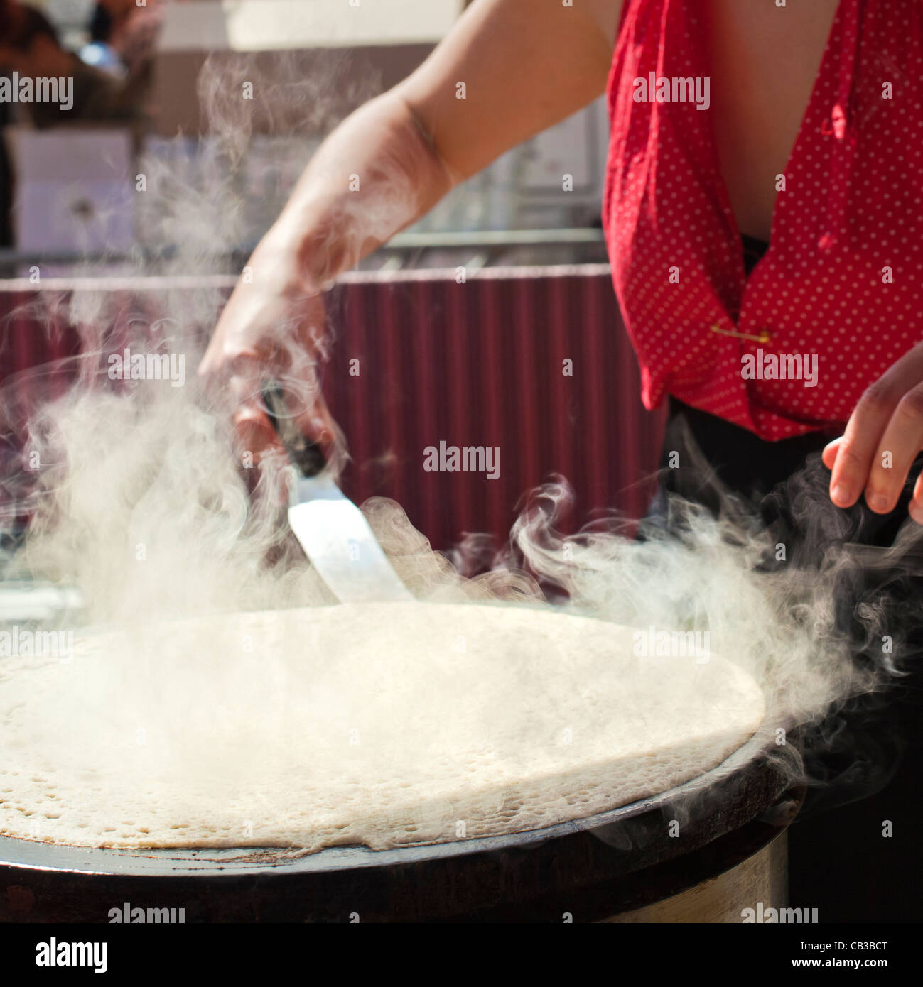 High Noon community festival est un festival de musique local Northcote à Melbourne, Australie Le faire des aliments/crêpes sur les rues de la ville. Banque D'Images