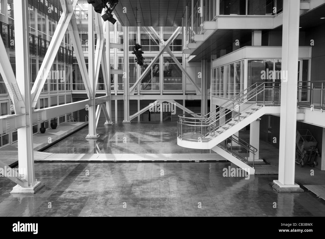 Barcelone - moder - architecture atrium tower sur Porto Olympico Banque D'Images