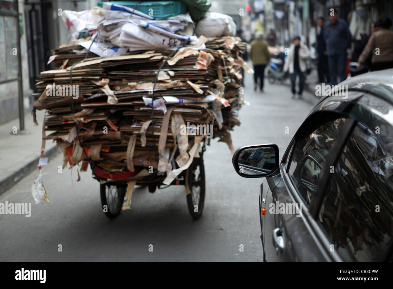 Paysans migrants travailleur fait vivre par la collecte et la vente de matériel, par exemple, qui peuvent être recyclés en carton, Shanghai, Chine, Asie Banque D'Images