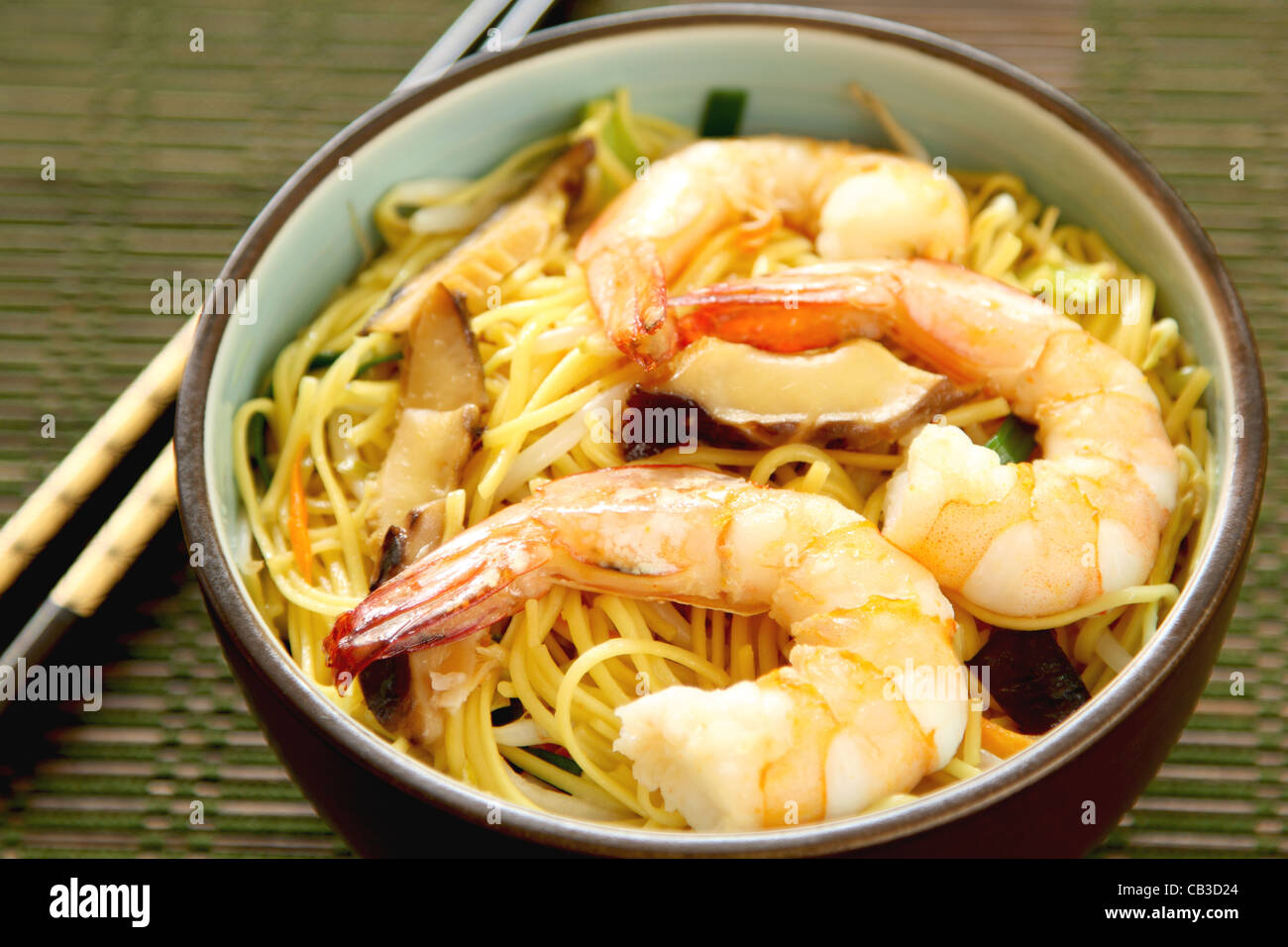 Nouilles sautées aux crevettes avec Banque D'Images