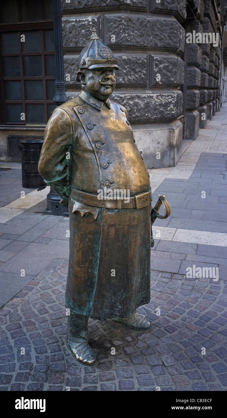 A Budapest, rue sculpures abondante cette statue en bronze d'un agent de police se tient sur la rue Zrinyi. Banque D'Images