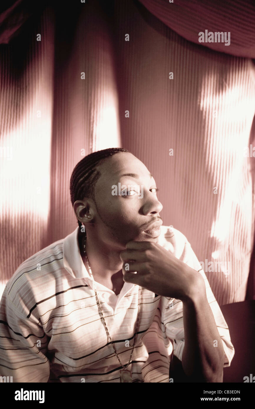 Jeune homme contemplatif dans le hip-hop de la mode Banque D'Images