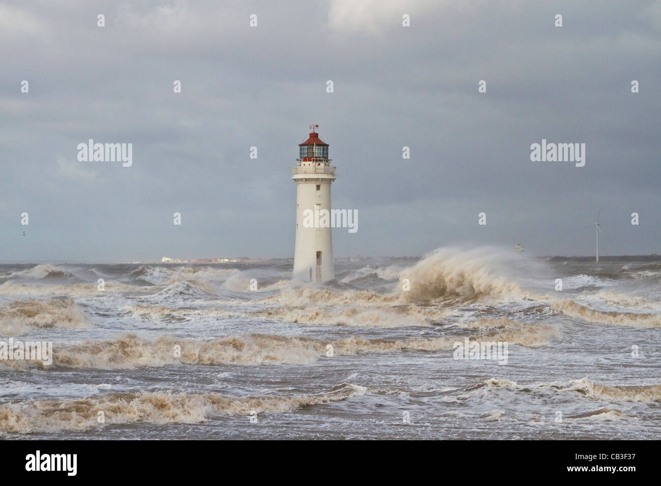 Perchaude Rock Lighthouse par grand vent à marée haute. New Brighton, Angleterre Royaume-uni . Février 2011 Banque D'Images