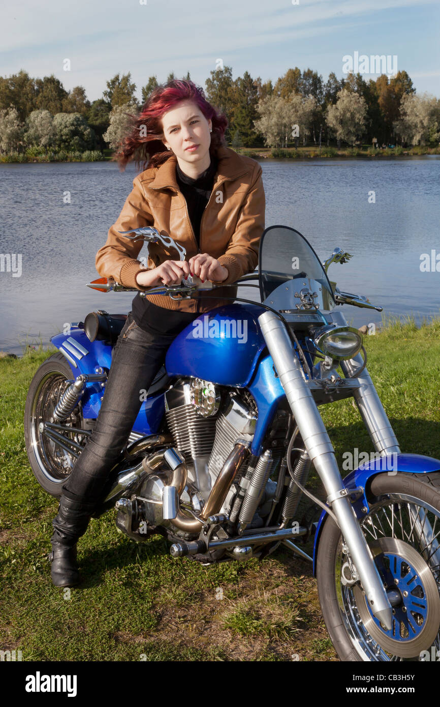Une jeune femme est assise sur Suzuki Intruder moto par la rivière Photo  Stock - Alamy