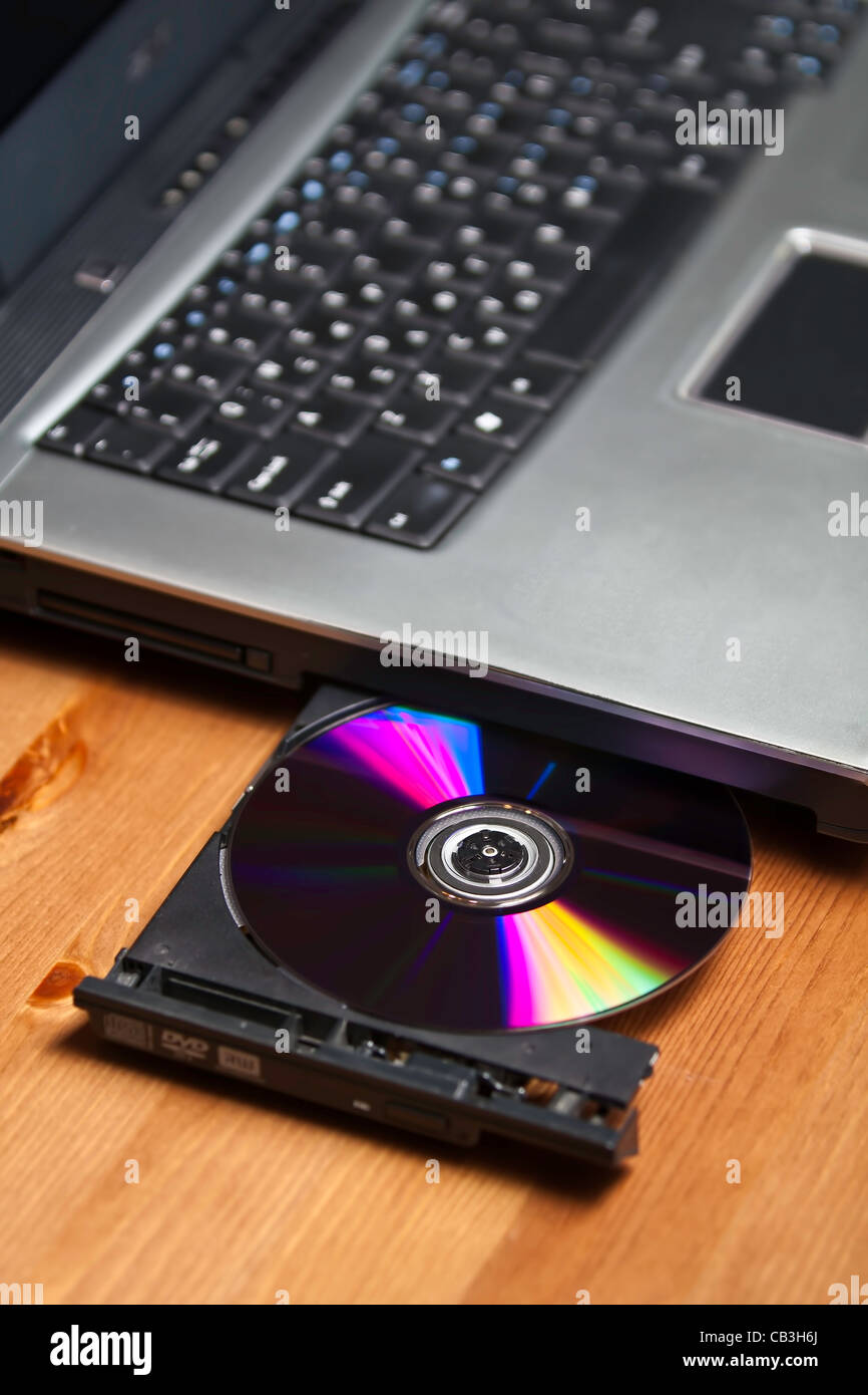 Laprop ouvrir lecteur cd avec un DVD à l'intérieur Photo Stock - Alamy