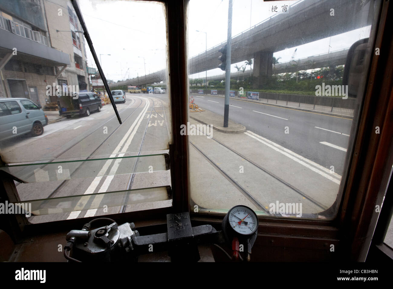 Regardant par la fenêtre arrière de l'ancien tramway de hong kong sur l'île de Hong Kong région administrative spéciale de Chine Banque D'Images