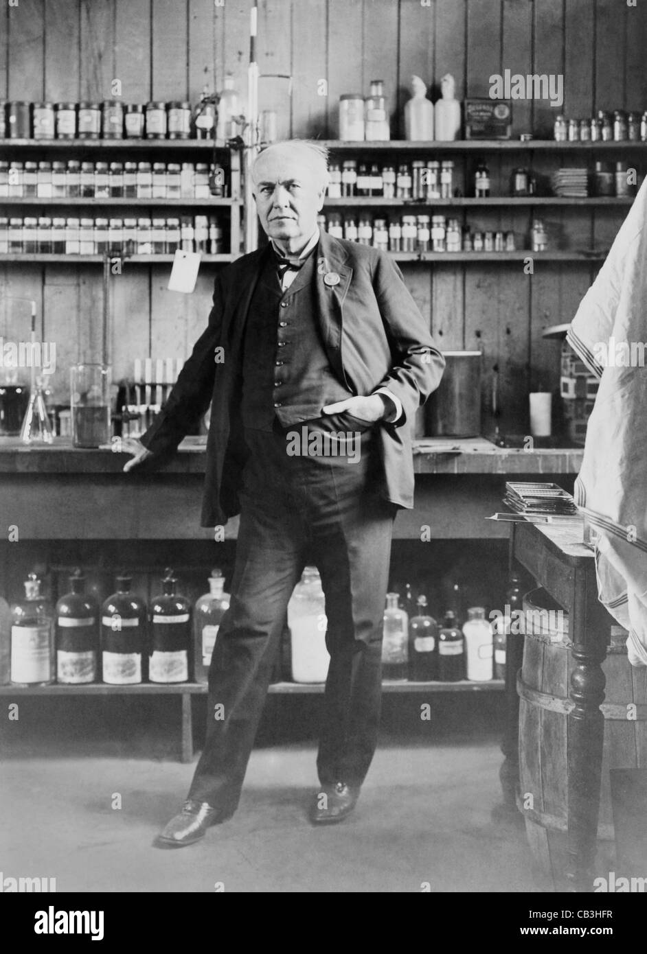 Photo portrait vintage de l'inventeur et homme d'affaires américain Thomas Alva Edison (1847 – 1931). Edison est photographié vers 1911 dans son laboratoire. Banque D'Images