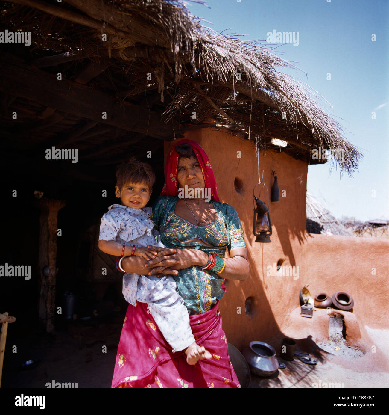 C Jodhpur Inde femmes du village et de l'enfant à l'extérieur de la maison lampe à pétrole et Four de boue Banque D'Images