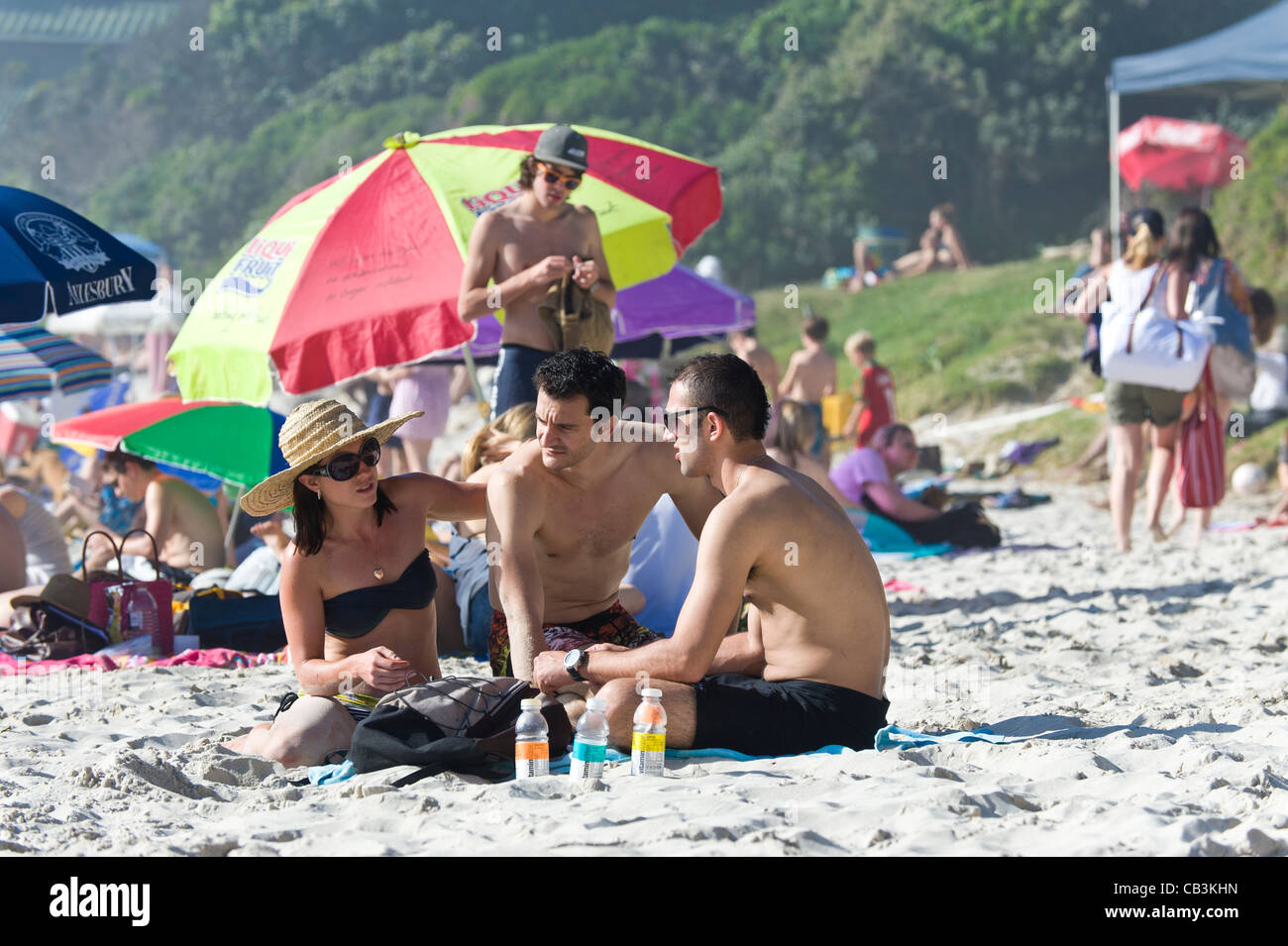 Les jeunes se détendre à Llandudno beach Cape Town Afrique du Sud Banque D'Images