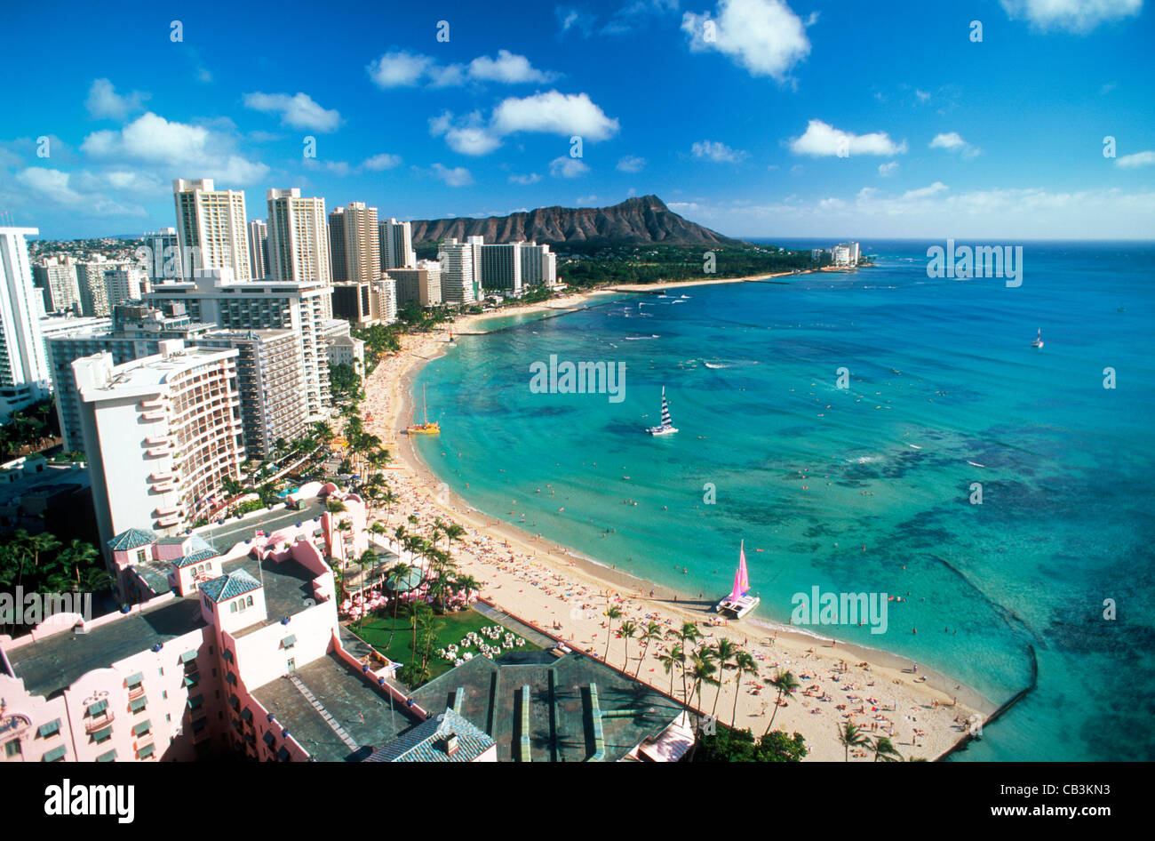 La plage de Waikiki et Diamond Head en face de la plage avec des hôtels et les catamarans sur l'île d'Oahu à Hawaii Banque D'Images