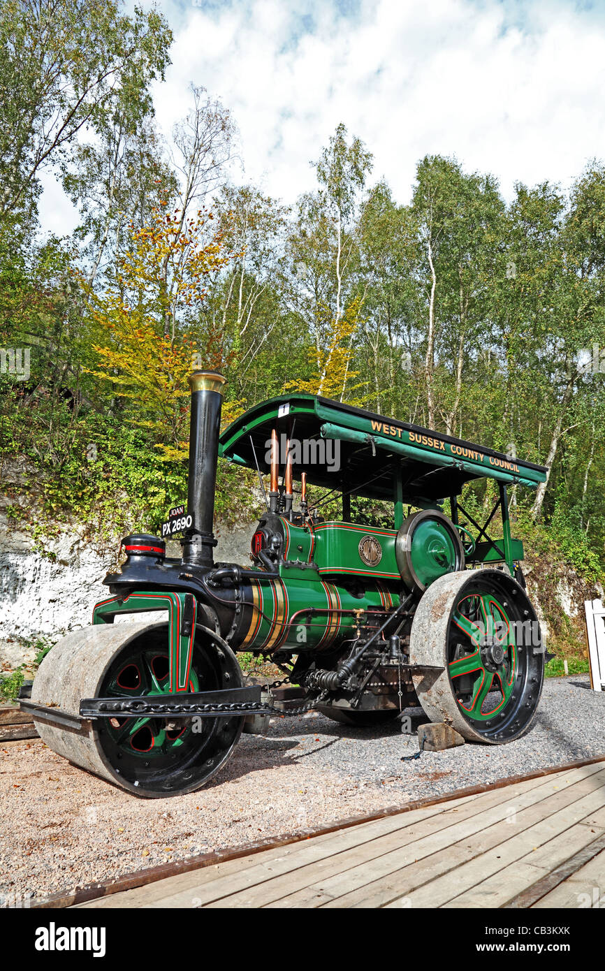 Moteur De Traction Du Tracteur à Vapeur Vieux Rouleau Compresseur Dans Un Champ Anglais 19545148