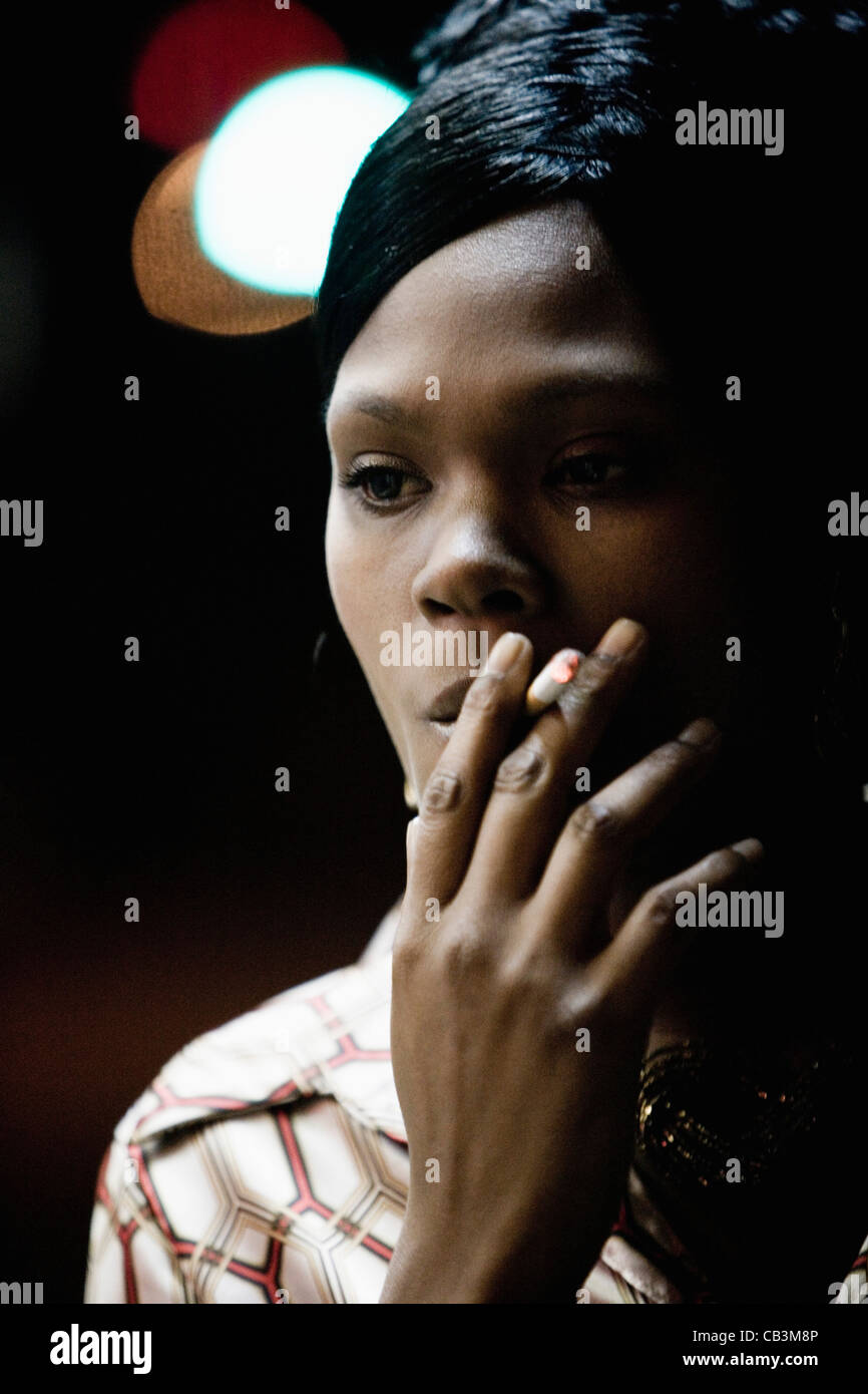 Close-up of a woman smoking a cigarette Banque D'Images