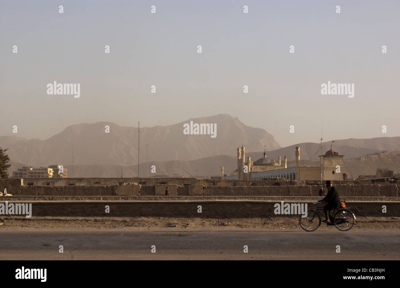Un homme bicyclettes par l'Id Gah (Eid Gah) Mosquée de Kaboul Afghanistan, Octobre 2004 Banque D'Images