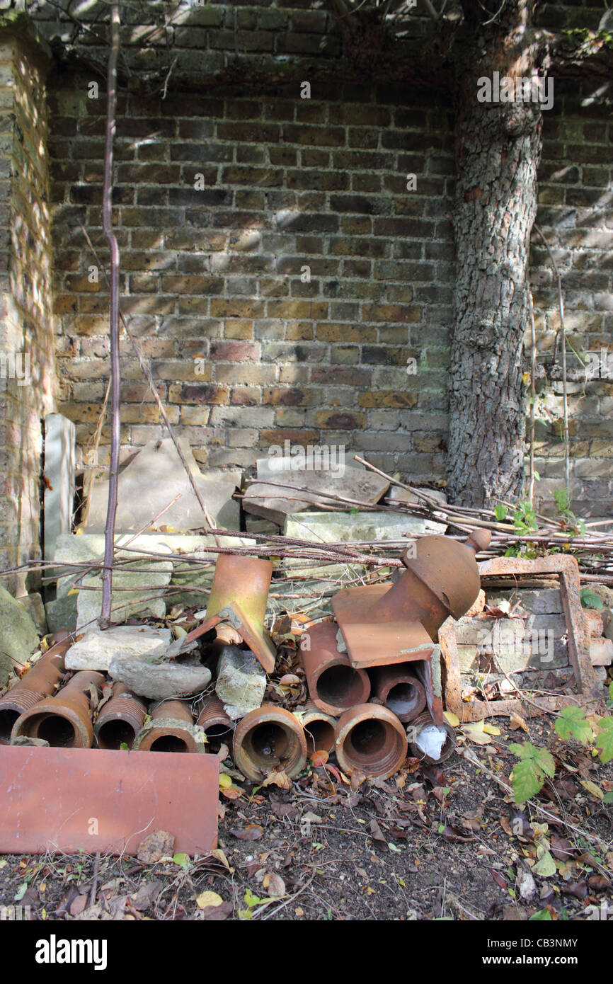 Les tuyaux de drainage en terre cuite et la maçonnerie contre vintage garden wall. Myddelton House, horticulteur E. A. Bowles ancienne maison. Banque D'Images