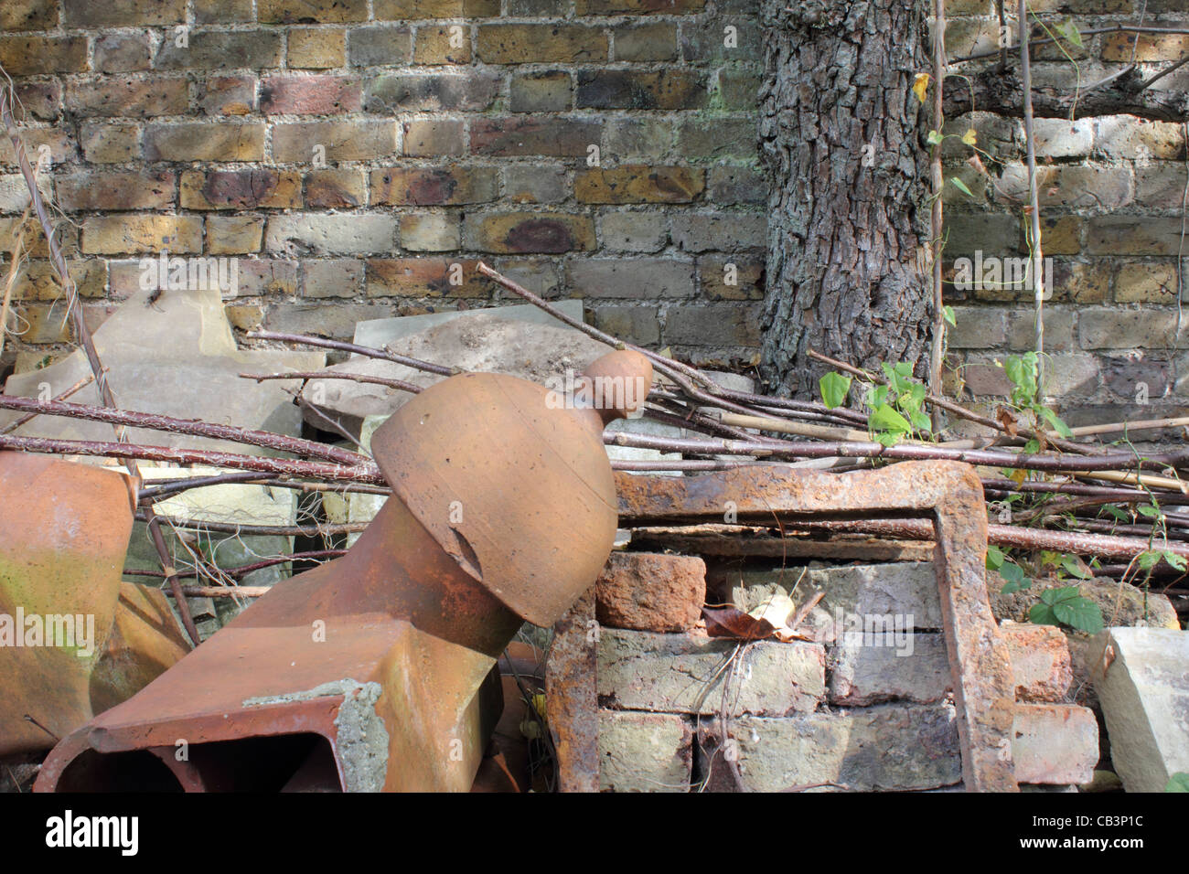 Les tuyaux de drainage en terre cuite et la maçonnerie contre vintage garden wall. Myddelton House, horticulteur E. A. Bowles' de l'ancienne maison. Banque D'Images