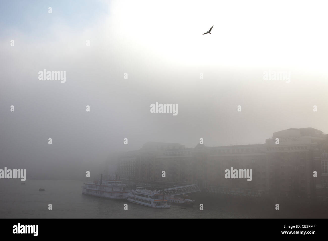 Un épais brouillard à Londres. Atmosphère étrange comme un épais brouillard obscurcissant diverses structures descend le long de la Tamise. Banque D'Images