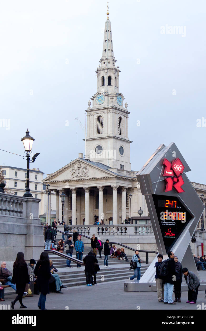 L'horloge du compte à rebours officiel des Jeux Olympiques à Trafalgar Square. Dans l'arrière-plan Saint Martins dans les champs. Banque D'Images