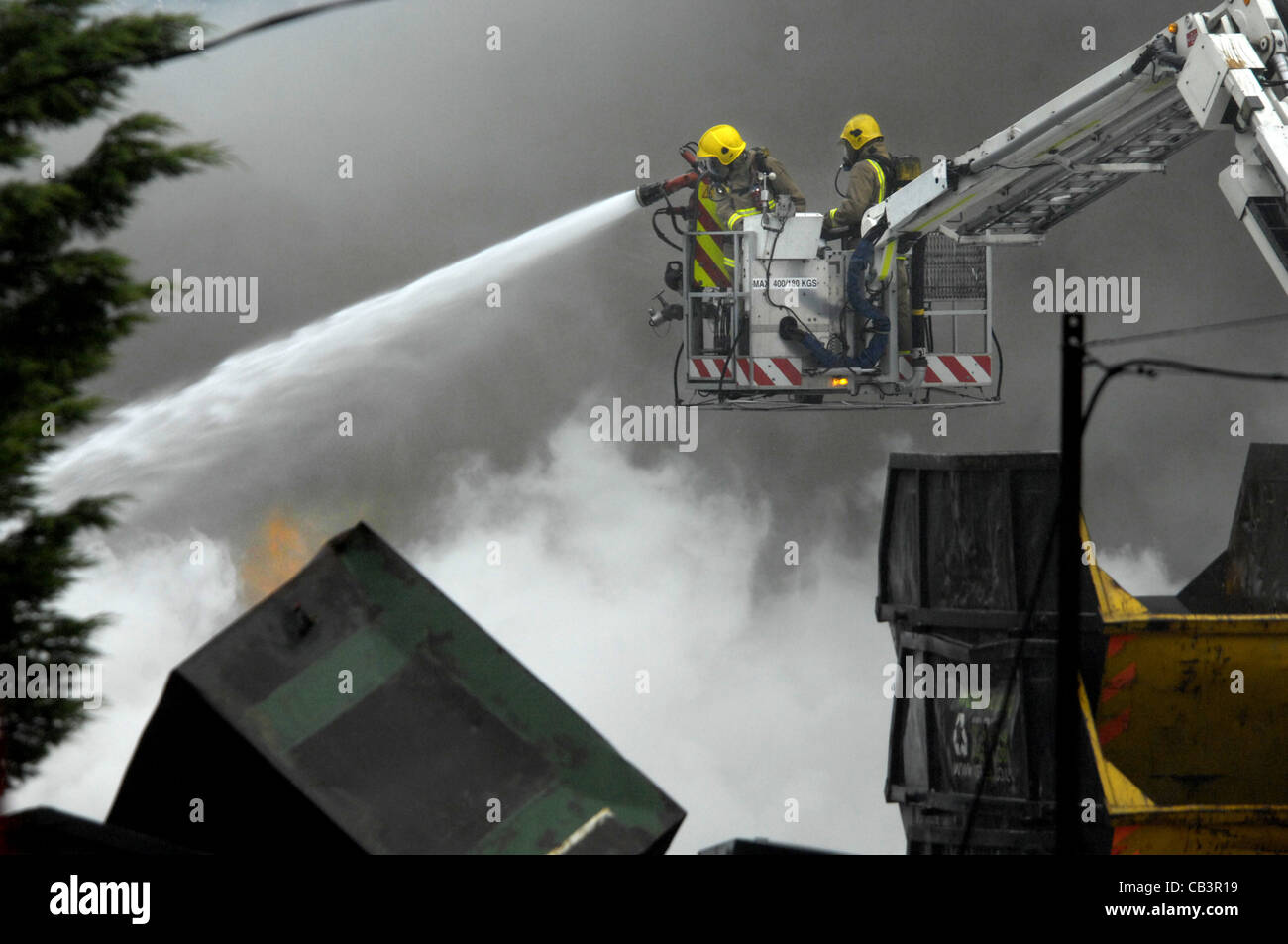 Les pompiers lutter contre un incendie dans un centre de recyclage East Sussex Banque D'Images