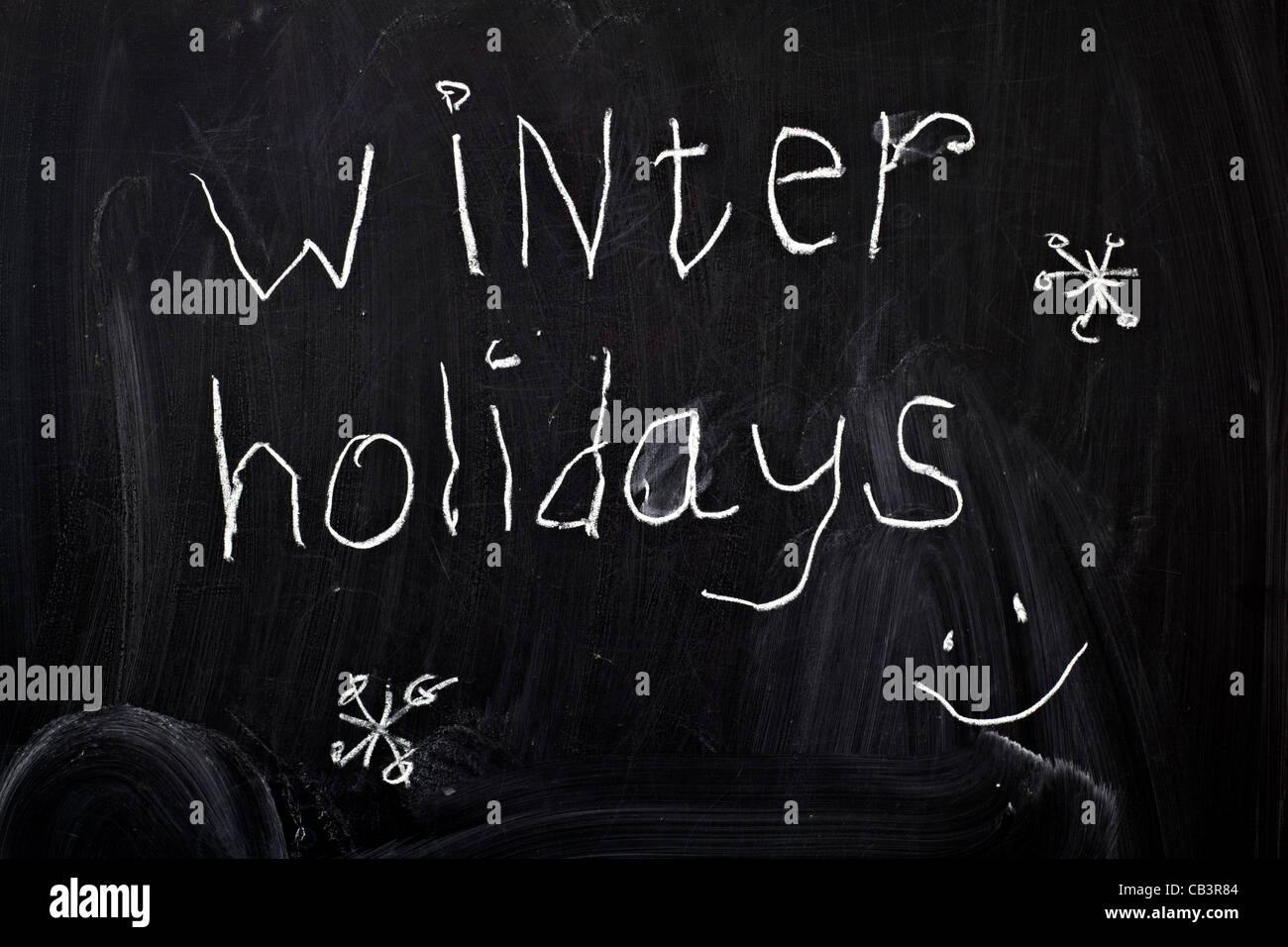 Mots 'vacances d'hiver", écrit par la main d'un enfant au tableau Banque D'Images