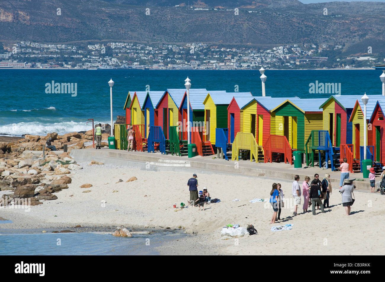 Cabines colorées à St James Bay près de Simons Town Western Cape Afrique du Sud Banque D'Images