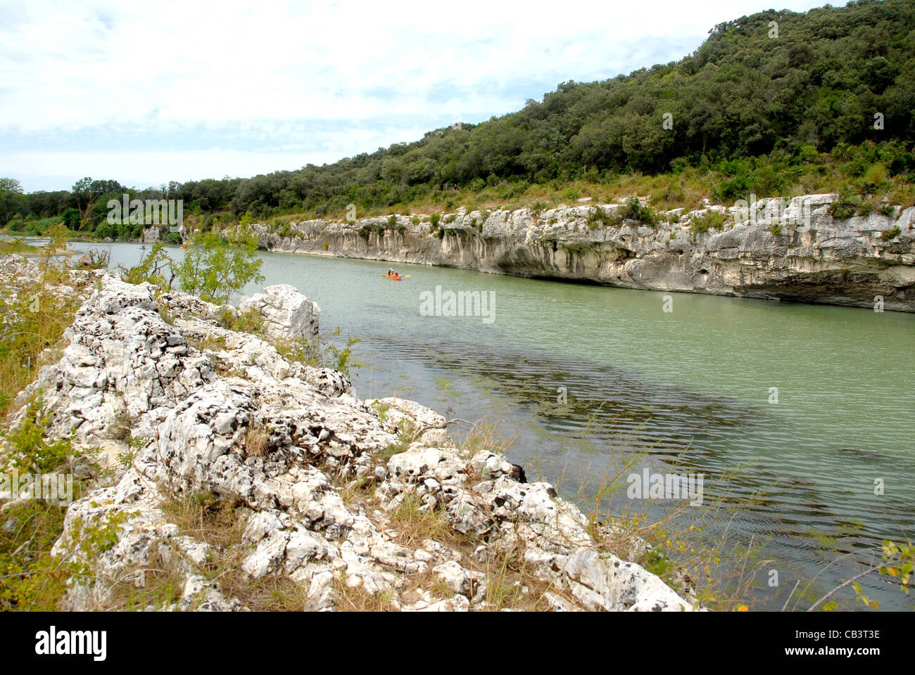 Canoë sur le Gardon vers Pont du Gard près de Collias, Languedoc-Roussillon, France Banque D'Images