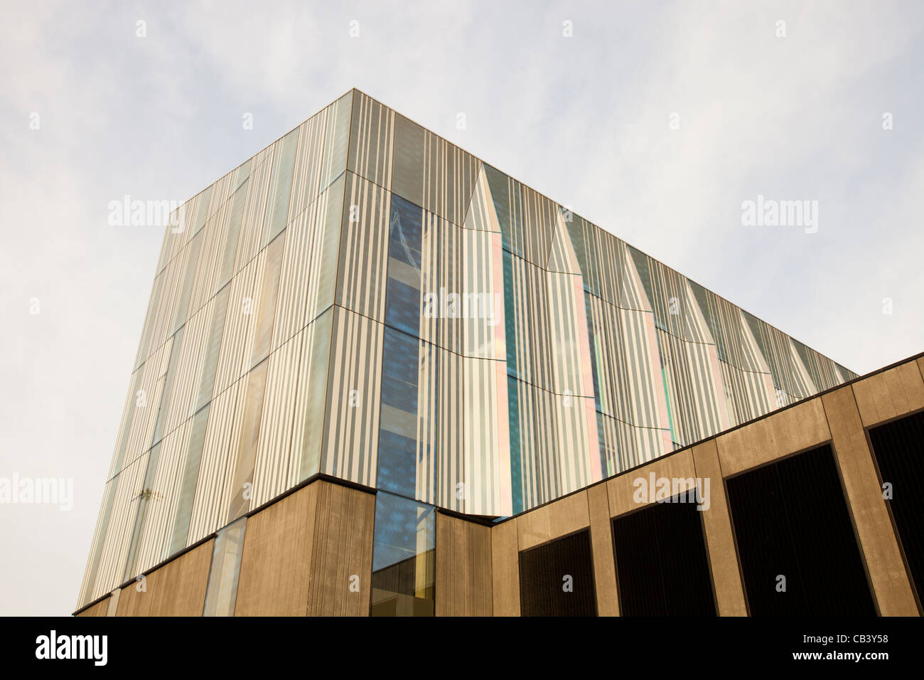 Le nouveau centre des affaires de bâtiment à MMU, Manchester Metropolitan University, intègre de nombreuses caractéristiques écologiques, y compris les énergies renouvelables e Banque D'Images