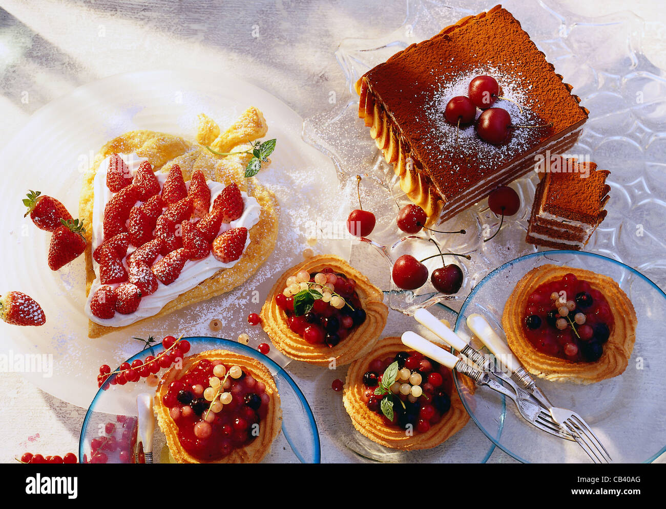 Tableau Mascarpone Gateau Aux Fraises Cherry Cake Au Fromage Blanc Cassis Bagues En Pate D Amande Photo Stock Alamy