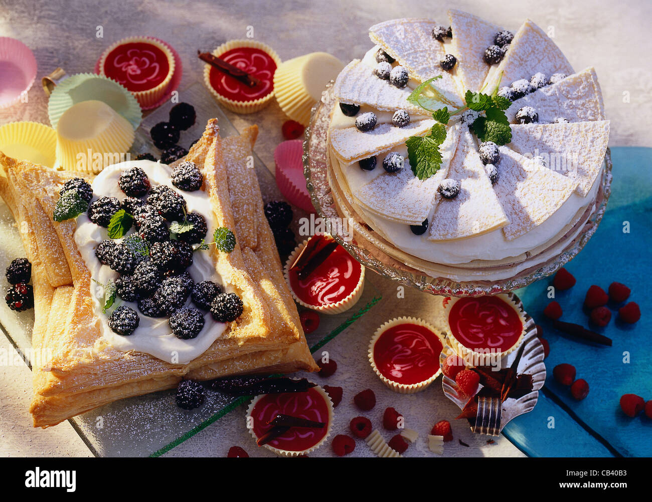 Tableau : La crème - gâteau aux bleuets gâteau/ blackberry / framboise - bassin de chocolat Banque D'Images