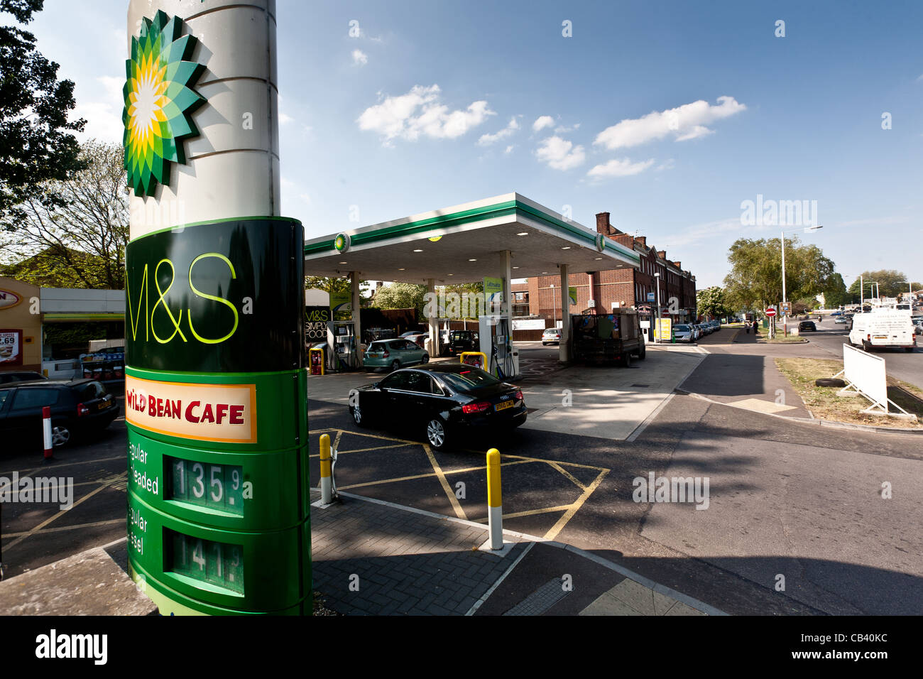 Station service BP à Hampton Court. L'avant-cour en action Banque D'Images