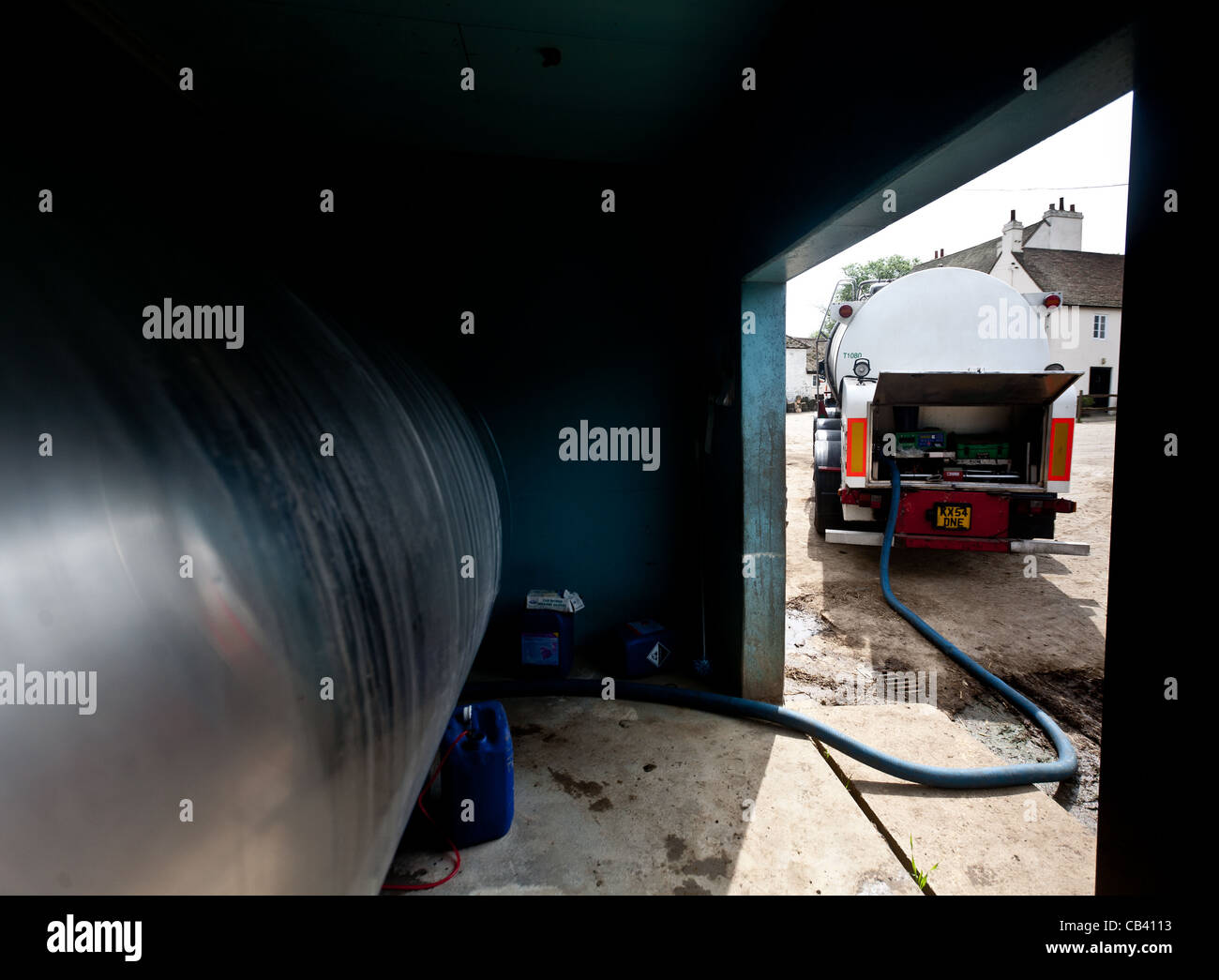 Camion de lait le lait de collecte une ferme laitière à Surrey, Royaume-Uni. Le lait après les vaches sont traites est stockée dans un grand bassin Banque D'Images