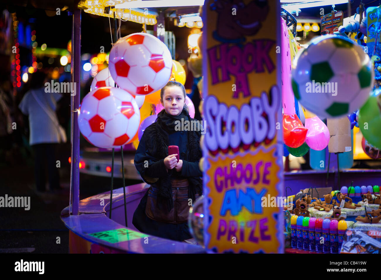 Une jeune adolescente qui travaillent à l'Aberystwyth novembre fête foraine foire annuelle juste, le Pays de Galles UK Banque D'Images