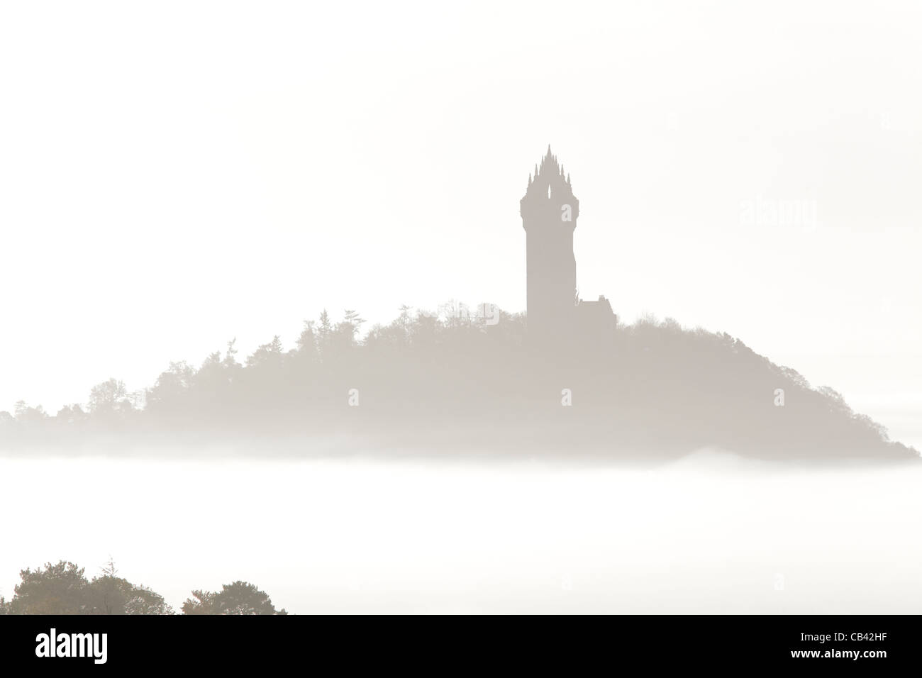 Le Monument National à Wallace dans le brouillard sur Abbey Craig, près de Stirling, Scotland, UK Banque D'Images
