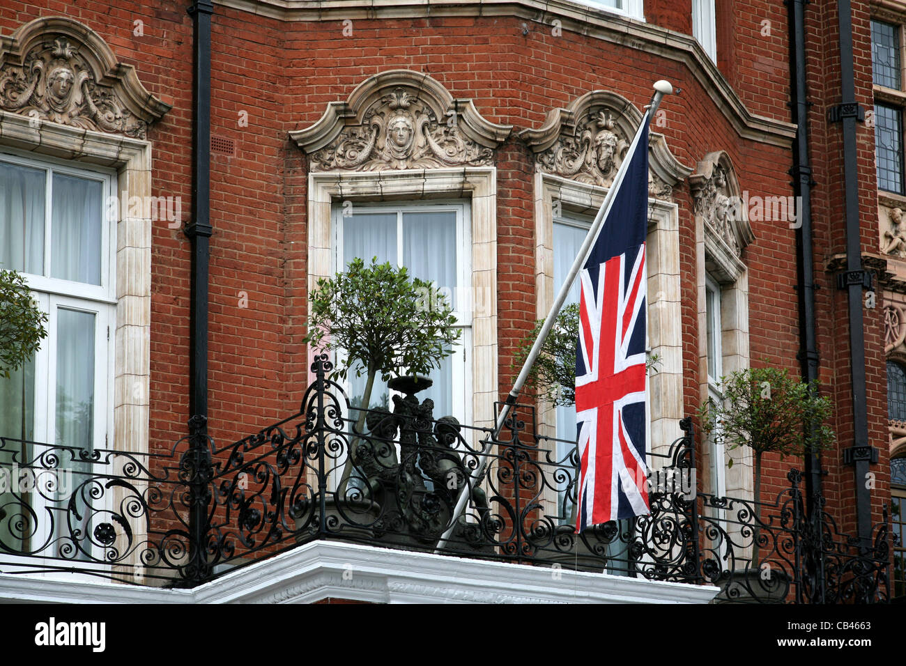 Au-dessus du pavillon d'entrée élégant hôtel victorien à Londres Banque D'Images