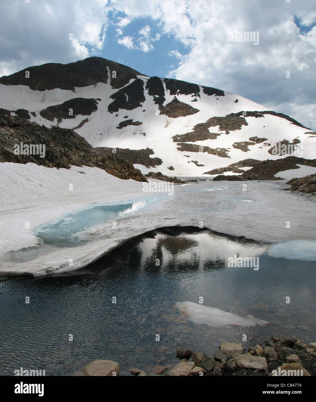 Lac de montagne glacée dans la Beartooth Mountains de Montana Banque D'Images