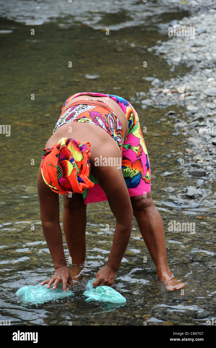 Femme indienne Embera lave à la rivière dans la communauté indigène Embera Puru au Panama Banque D'Images