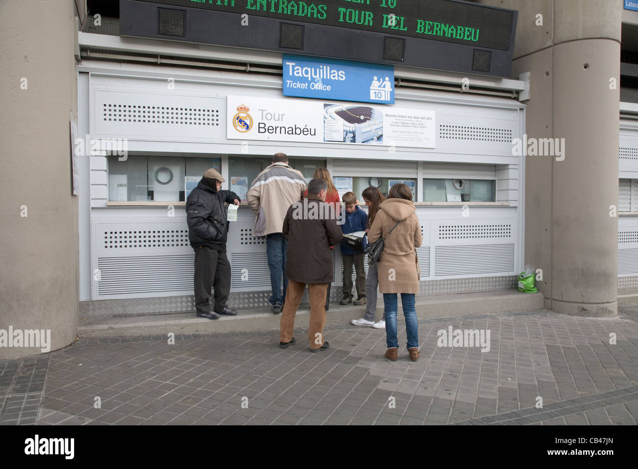 Fans l'achat de billets du Real Madrid Football Club Kiosk Banque D'Images
