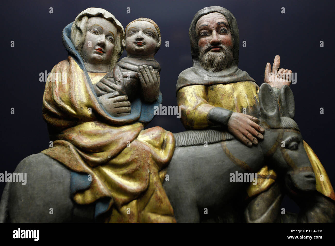 La figure sculptée en bois représentant Sainte Famille - Enfant Jésus, sa mère, Marie, et son mari, Joseph voyager avec un âne exposées au musée à l'intérieur de l'ancienne mairie Altes Rathaus Leipzig, Saxe, Allemagne de l'Est Banque D'Images