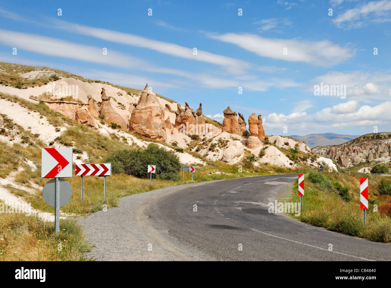 La Cappadoce country lane bordée de géologique naturel de l'activité volcanique, rock formation, calcaire, grès avec chevrons Banque D'Images