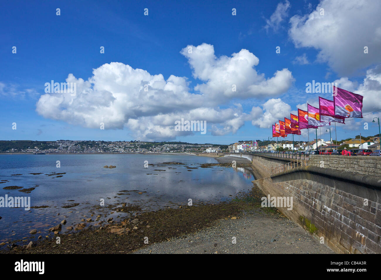 Drapeaux de soie sur le front de mer de Penzance, Cornwall, Angleterre du Sud-Ouest, Royaume-Uni, Royaume-Uni, GO, Grande-Bretagne, Îles britanniques, Banque D'Images