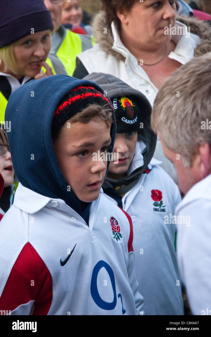 Rouleaux de jeunes obtenir des conseils d'un membre du comité au début de la TAR 2011 barils de Budleigh Salterton Carnaval. Banque D'Images