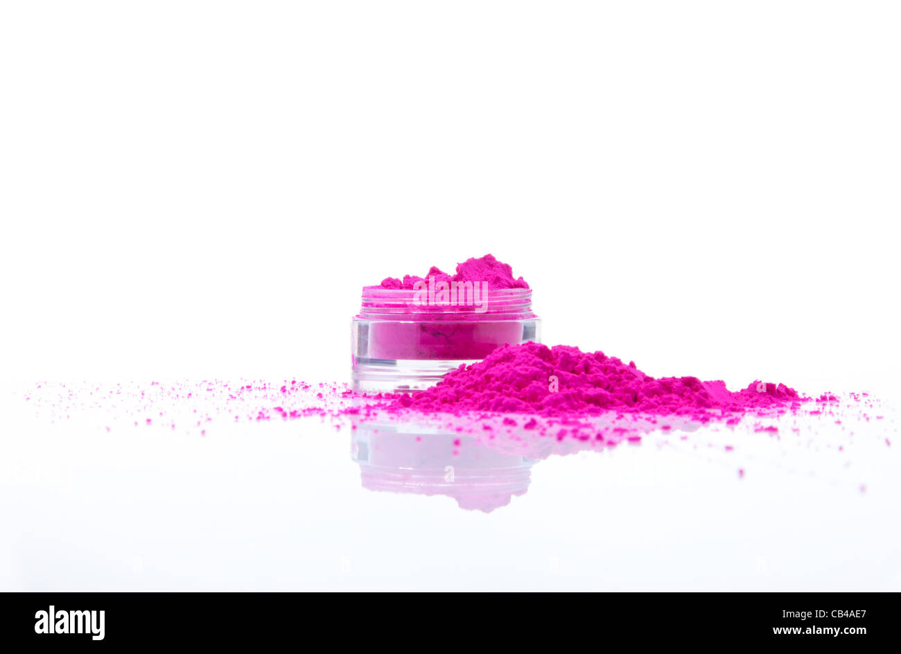 Pot de maquillage ombres vives et tas de poudre rose Banque D'Images