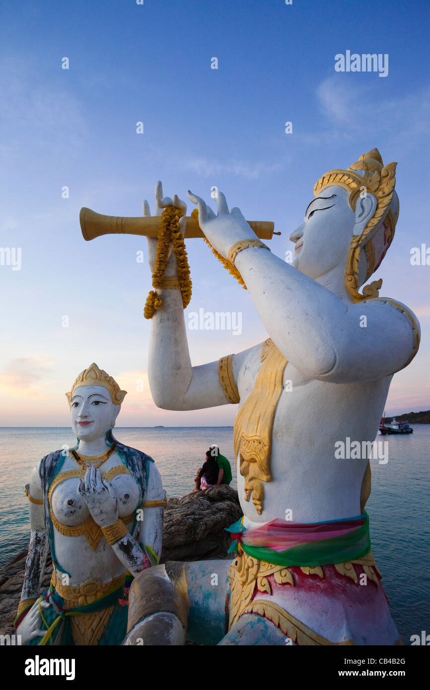 La Thaïlande, Ko Samet, Saikaew Beach, joueur de flûte et Mermaid Statue Banque D'Images